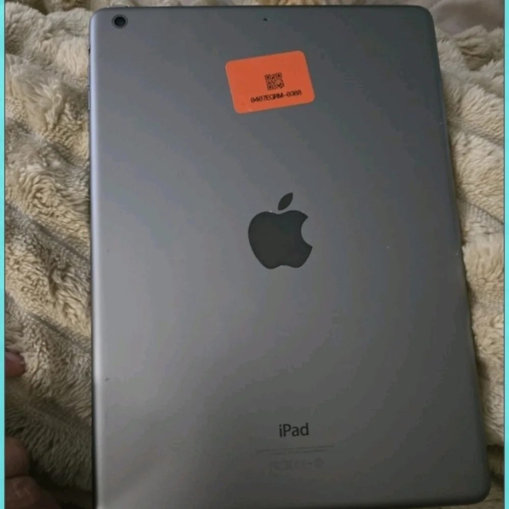 Apple iPad Air 16GB Black Space Gray Wi-Fi, 2013 Model MD785LL/A